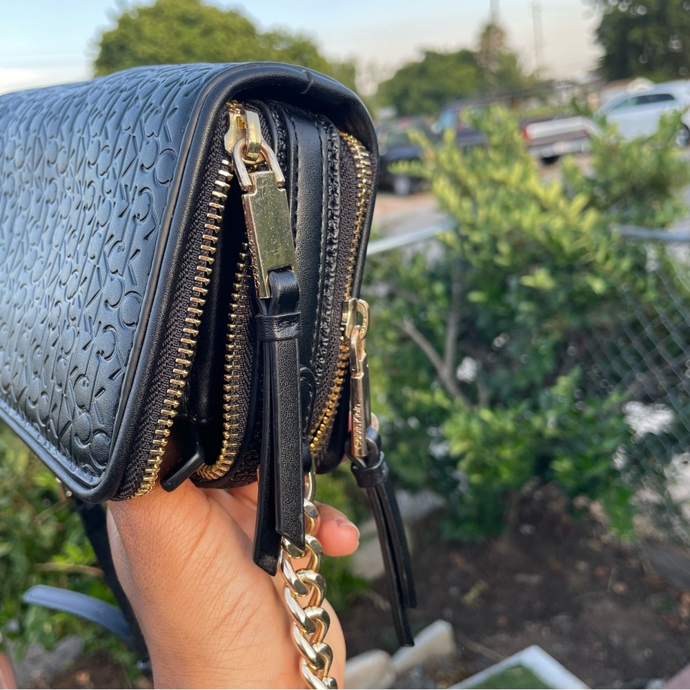 Calvin Klein long crossbory chain purse - Picture 5 of 8